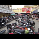 Mopeds vor dem Boeung Chhouk Markt